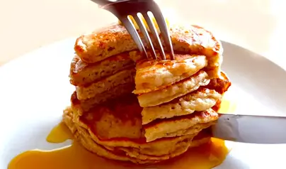 Köstliche Pistazien-Bananen-Pfannkuchen mit Kardamom, eine perfekte Kombination aus nussigen, fruchtigen und würzigen Aromen.